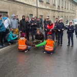 Klimakleber auf der Bundestraße B115
