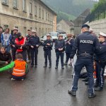 Klimakleber auf der Bundestraße B115