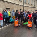 Klimakleber auf der Bundestraße B115
